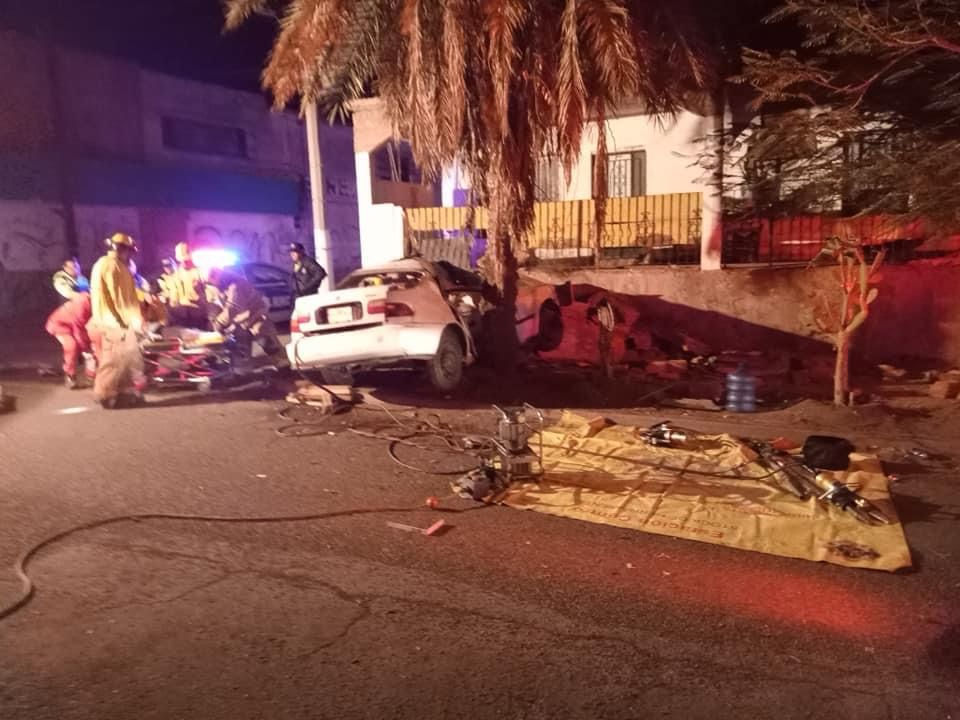 Se impacta vehículo contra cerco