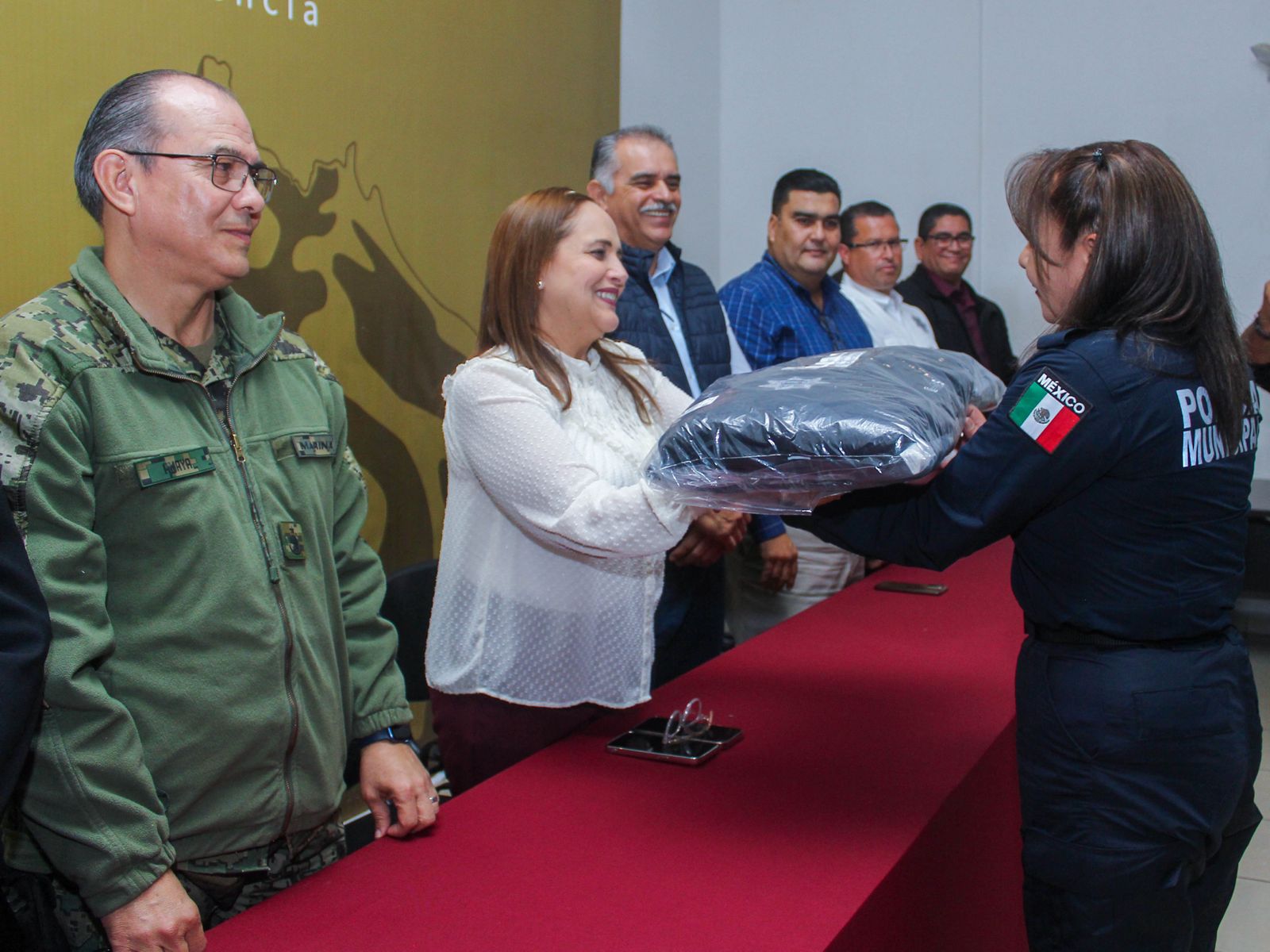 Reciben elementos de Seguridad Pública uniformes