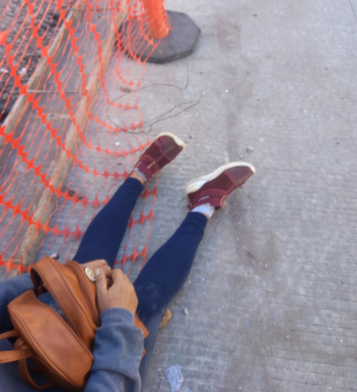 Mujer cae por cables tirados en obra