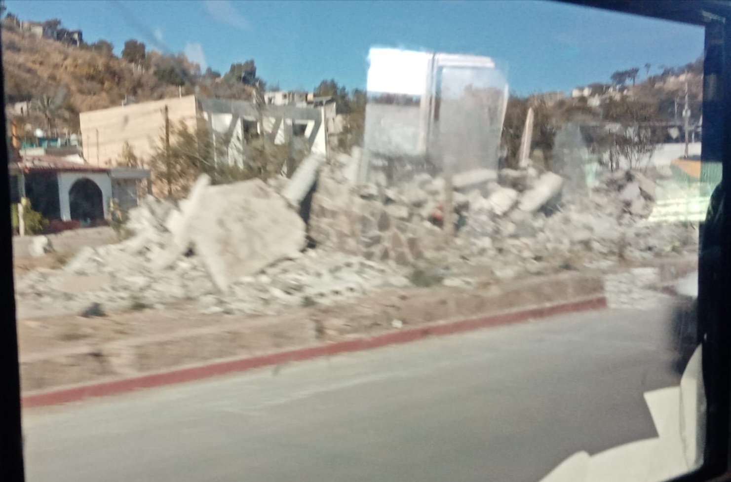  Por riesgo, demuelen edificio en ruinas