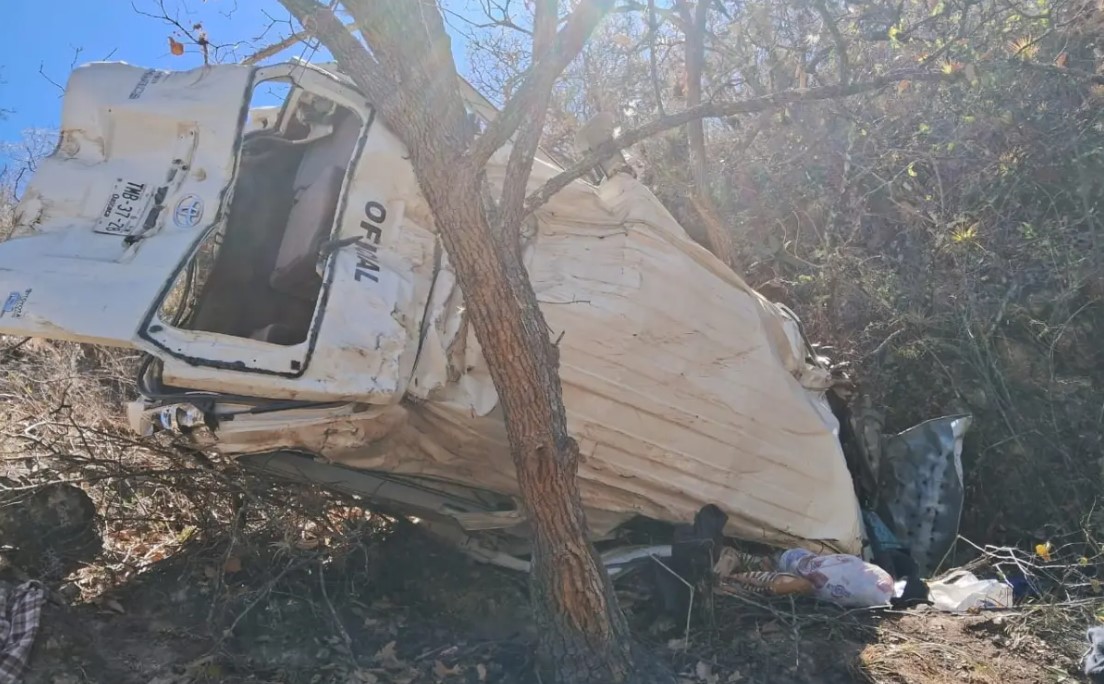 Fallecen 5 personas tras volcarse una urvan en la sierra de Oaxaca