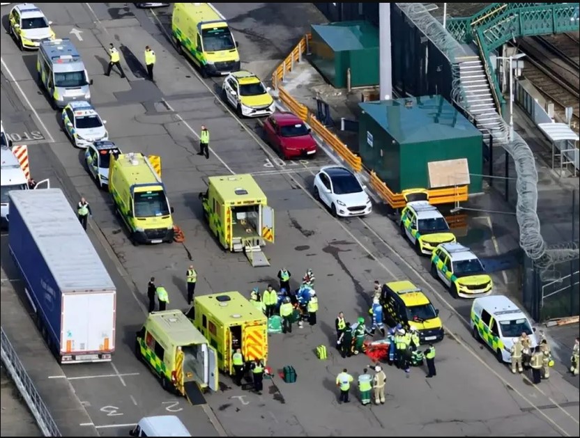 La Policía del Reino Unido retuvo un camión con migrantes en su interior, lo que resultó en la detención de dos personas