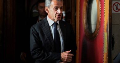 El expresidente francés Nicolas Sarkozy fue condenado a prisión por un tribunal de París por financiamiento ilegal de campaña