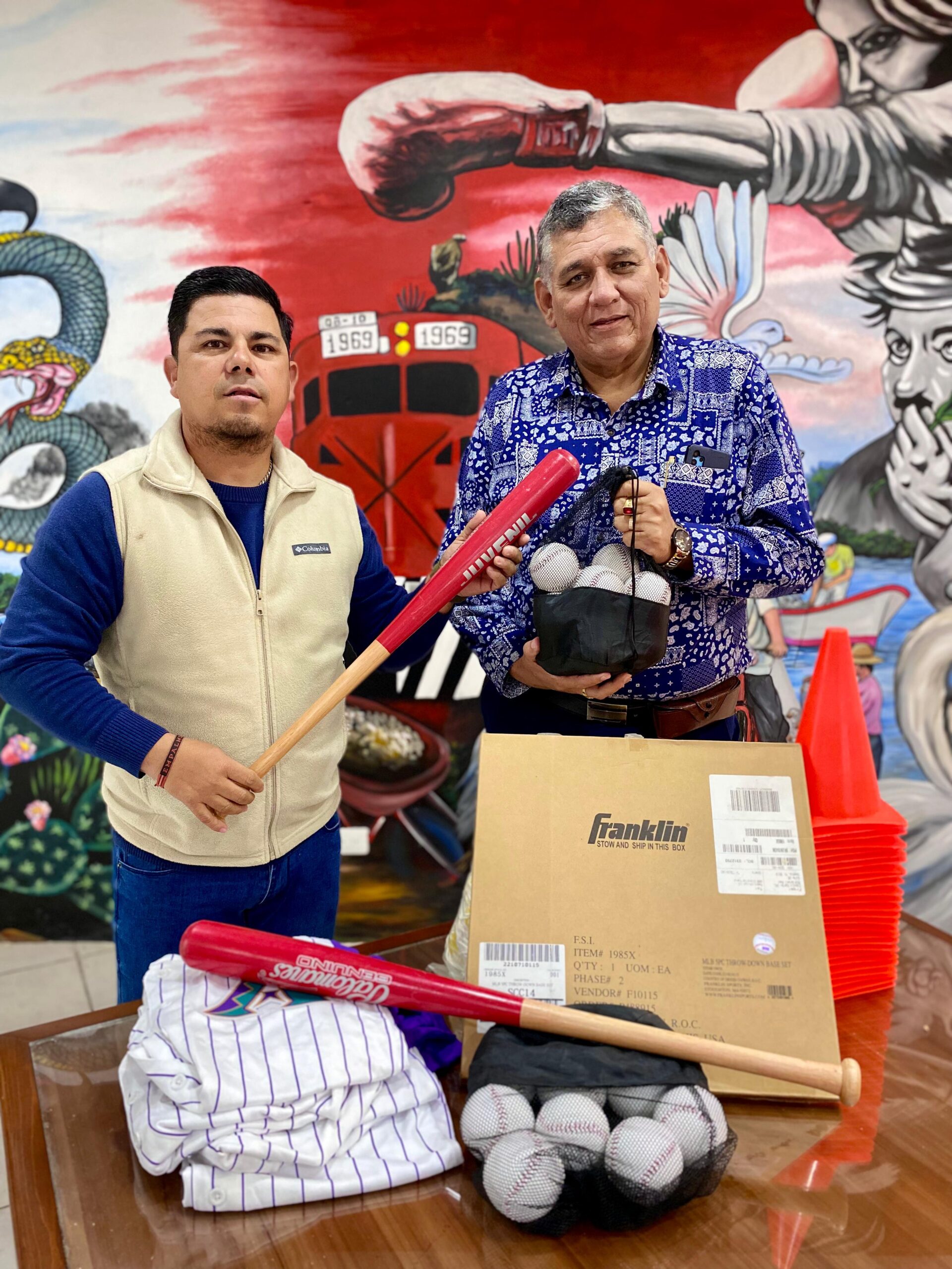 Entrega alcalde apoyo en material deportivo a Liga de Beisbol Rieleritos