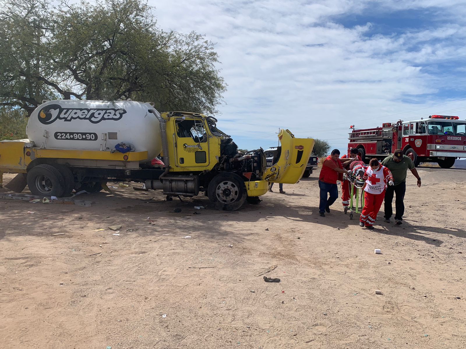 En volcadura de pipa gasera mueren dos hombres