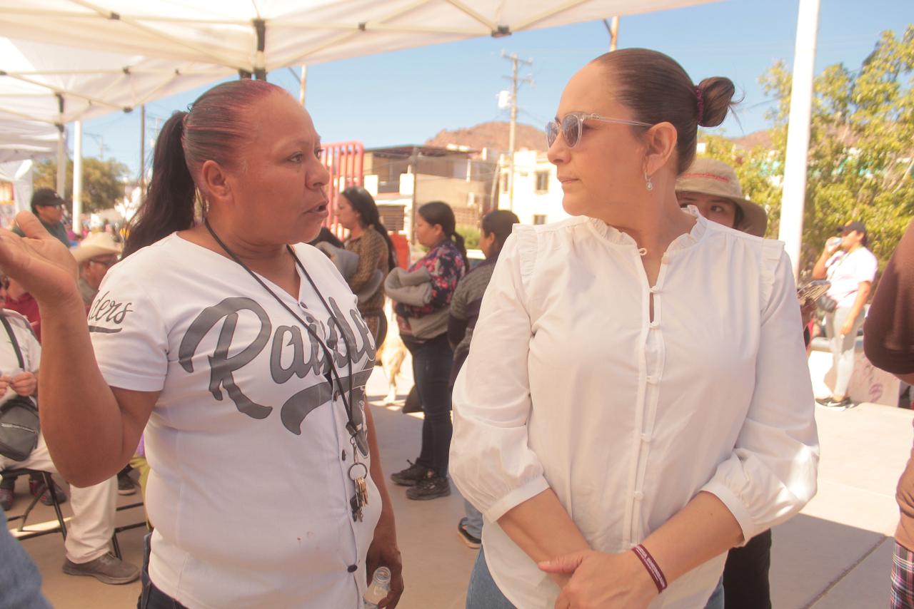 Atiende alcaldesa Karla Córdova a vecinos