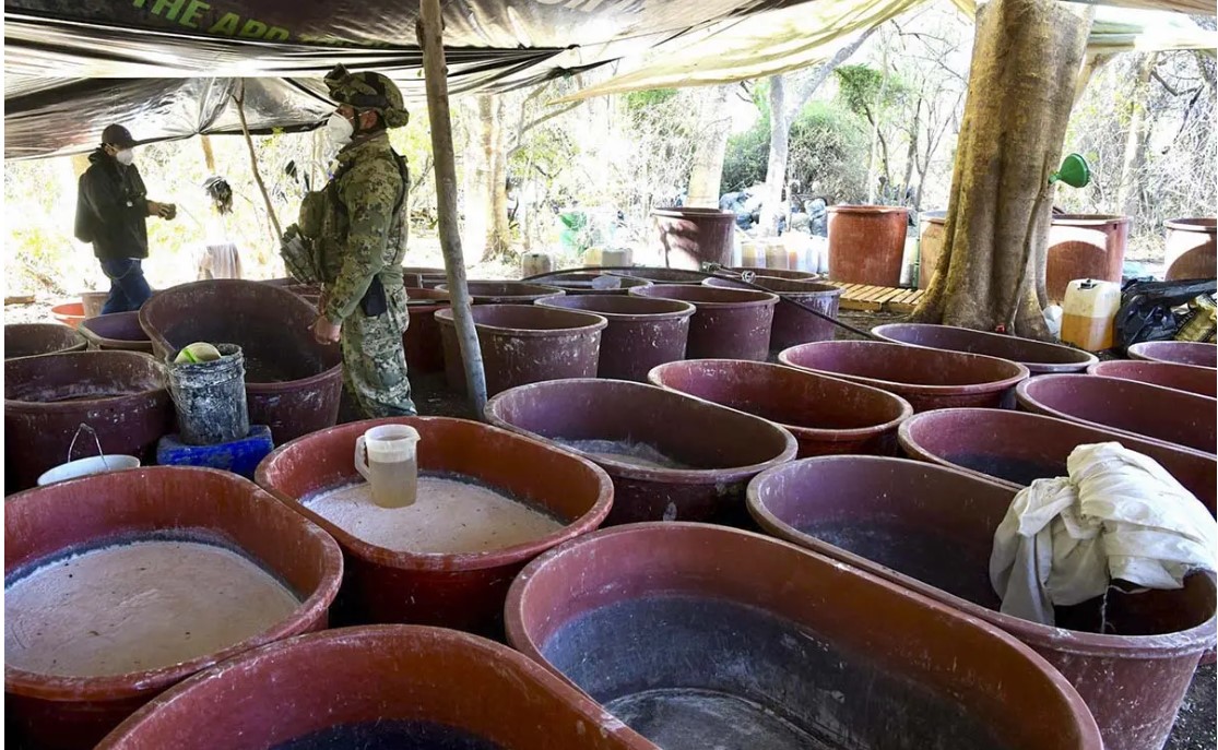 Encuentran narcolaboratorio con 80 toneladas de metanfetaminas en Sonora