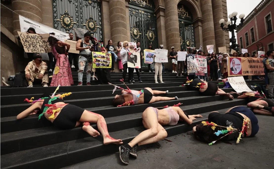 Activistas protestan en el Congreso de la CDMX para que prohíba las corridas de toros