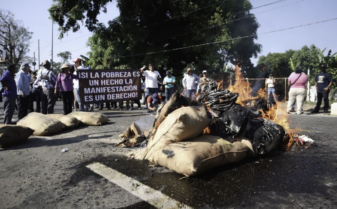 Cafetaleros bloquearon la ‘ruta del café‘ para exigir que Nestlé les pague mejor por el fruto.