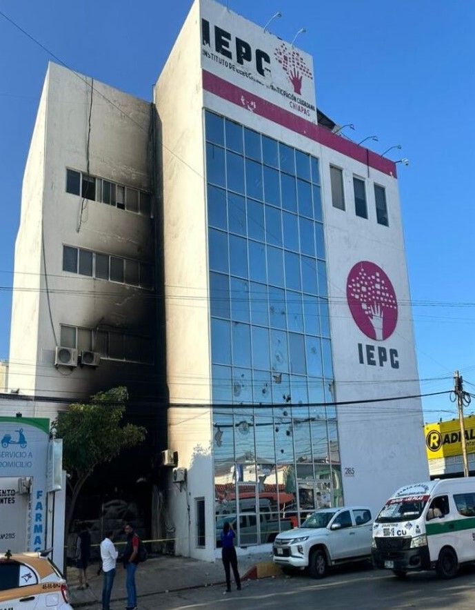 Por la madrugada lanzan bomba molotov contra Instituto Electoral de Chiapas