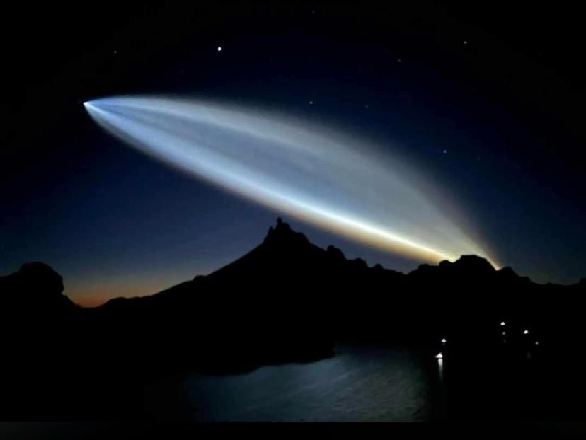 Cruza por la región cohete Falcon 9 de SpaceX