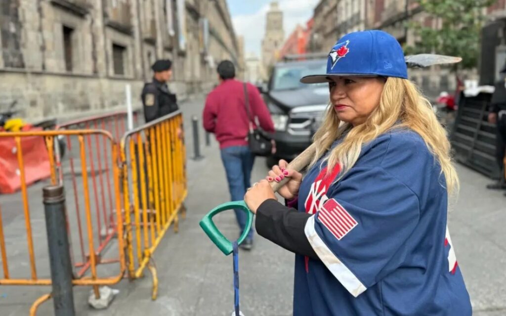 Madre buscadora Ceci Flores se viste de beisbolista para pedir a AMLO por desaparecidos 1 232