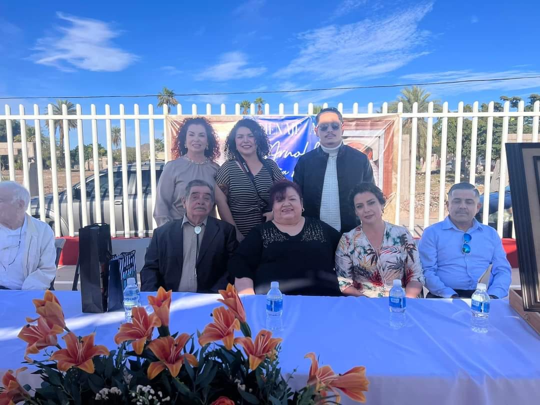 Reconocen a maestro Arnoldo Acuña