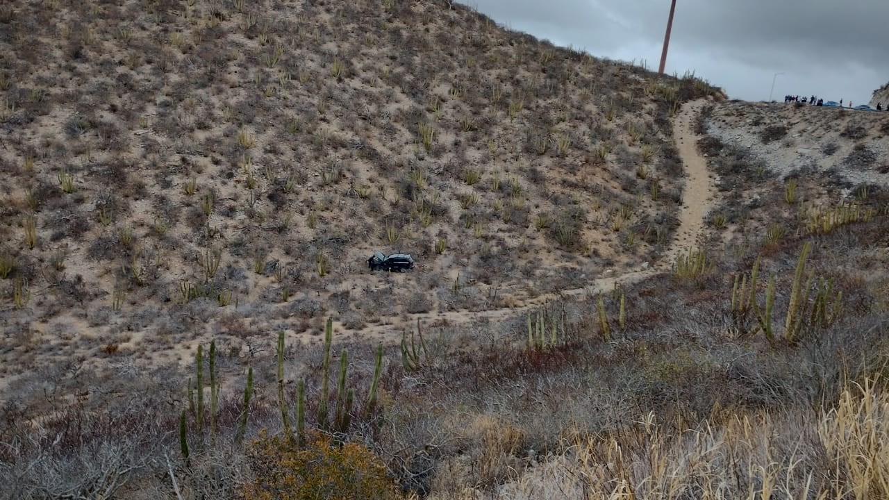 Cae vehículo a barranco cerca del Mirador Escénico