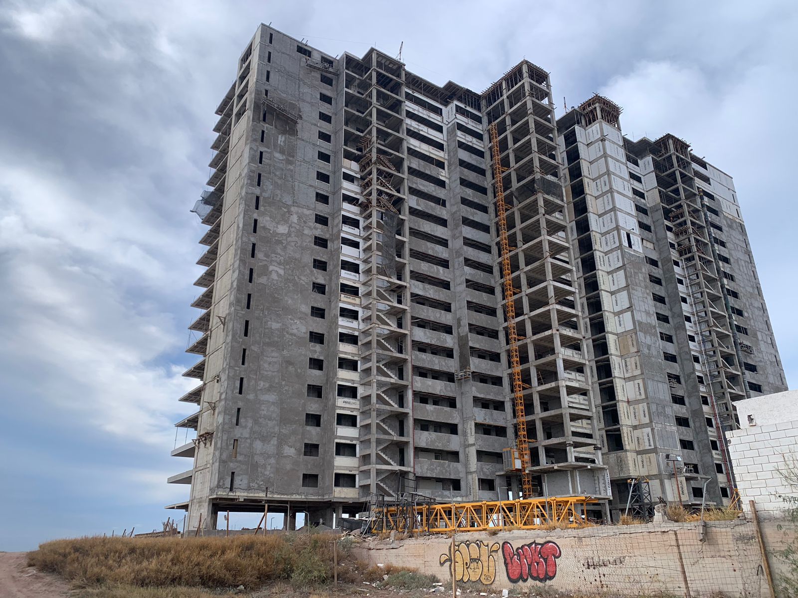 Cae albañil de andamio en condominios Costessa