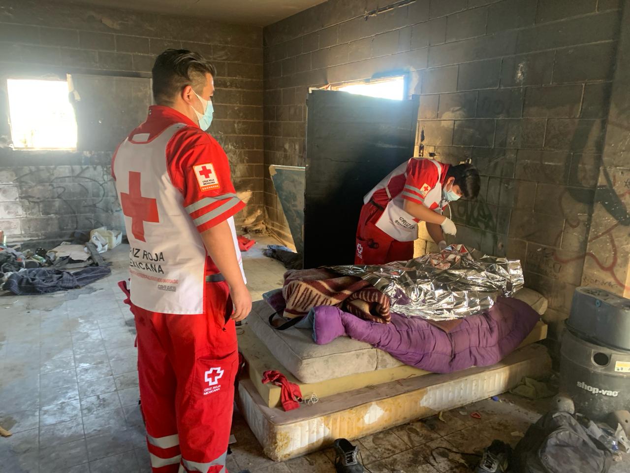 Rescatan a indigente al caer de una pila de 5 metros