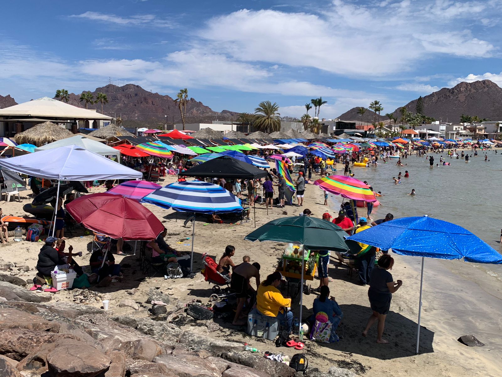 Abarrotan vacacionistas playa Miramar