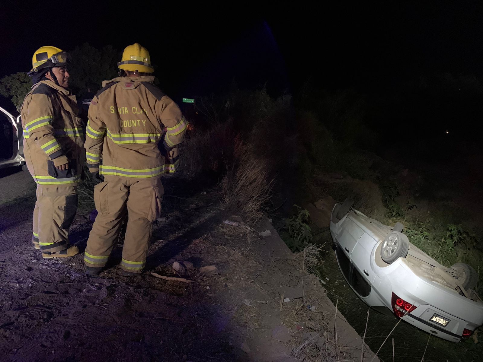 Se registra volcadura de automóvil