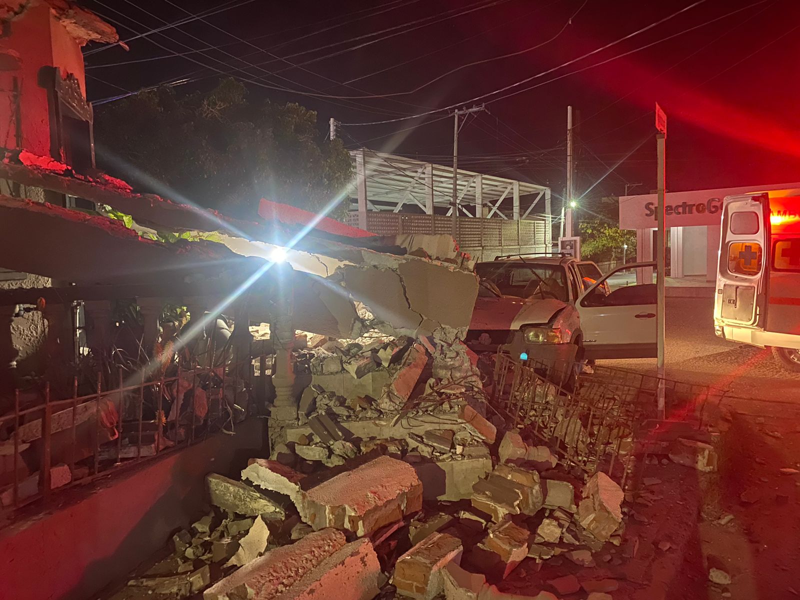 Se impacta vehículo contra vivienda