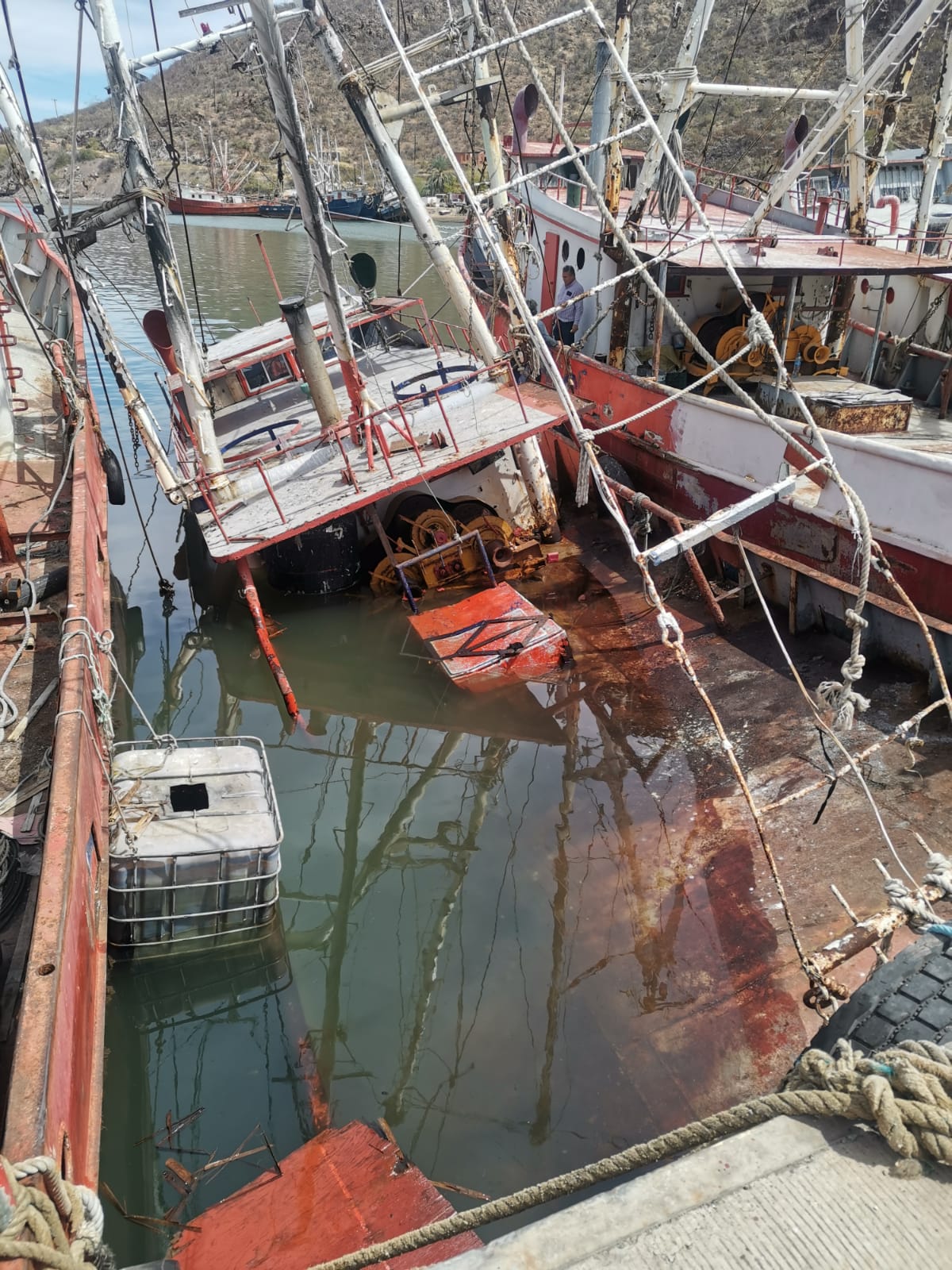 Barcos chatarra llenan muelles