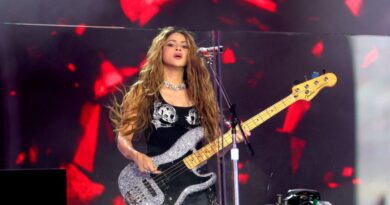 Shakira da concierto en Times Square en la ciudad de Nueva York y reúne a cientos de fans latinos.