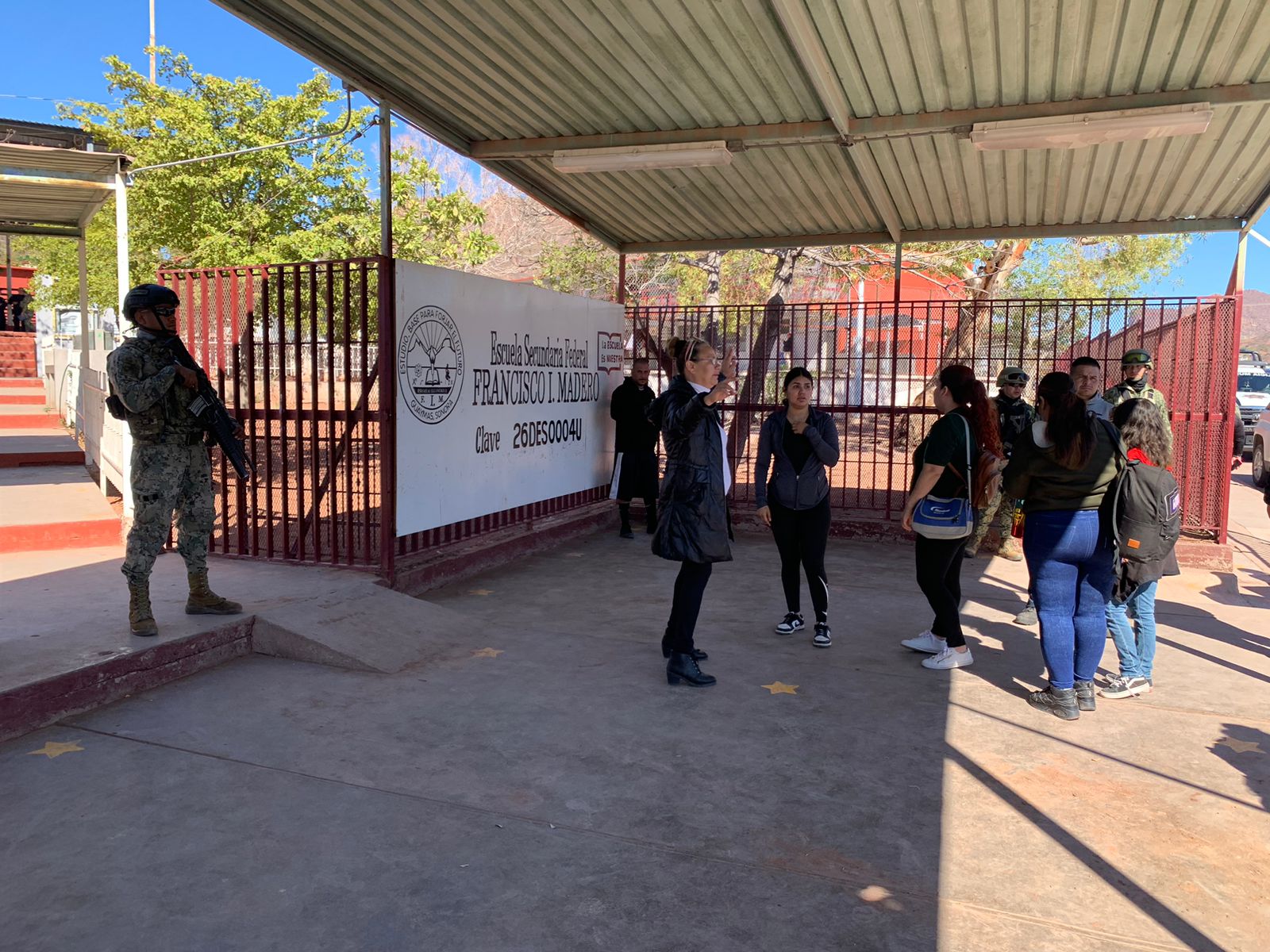 Suspende SEC a maestro señalado de amenazas