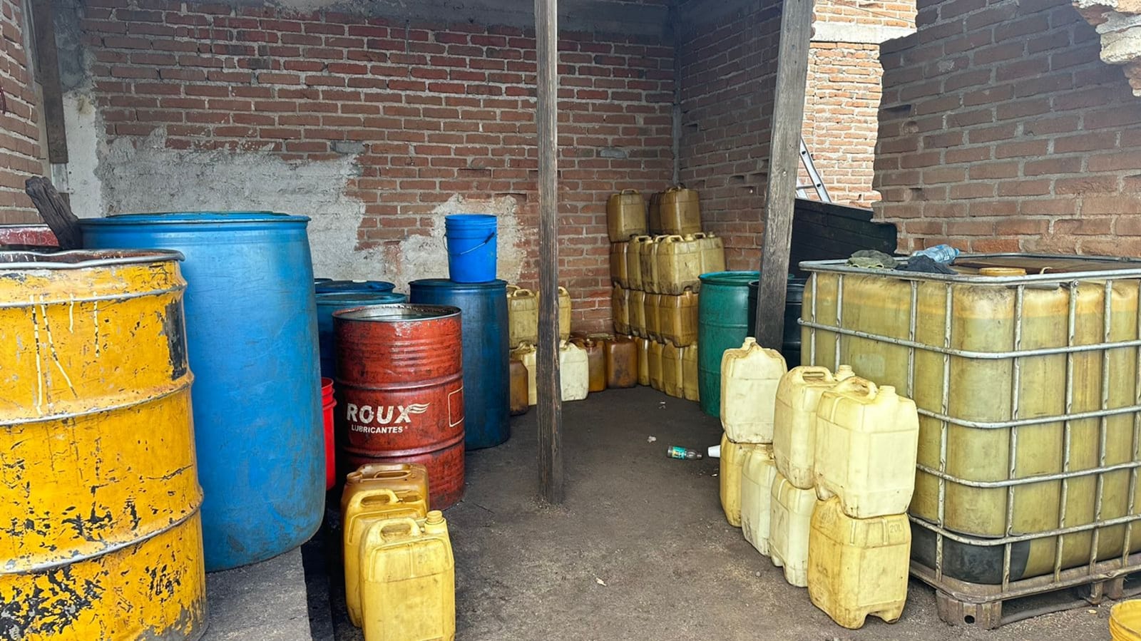 Mediante cateo, la policía federal ministerial de la FGR asegura 4,300 litros de hidrocarburo en Hermosillo, Sonora