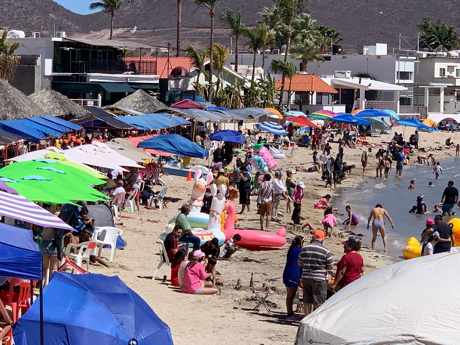 Disfrutan visitantes de playa Miramar