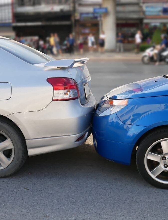 Se lesiona persona en choque de vehículos