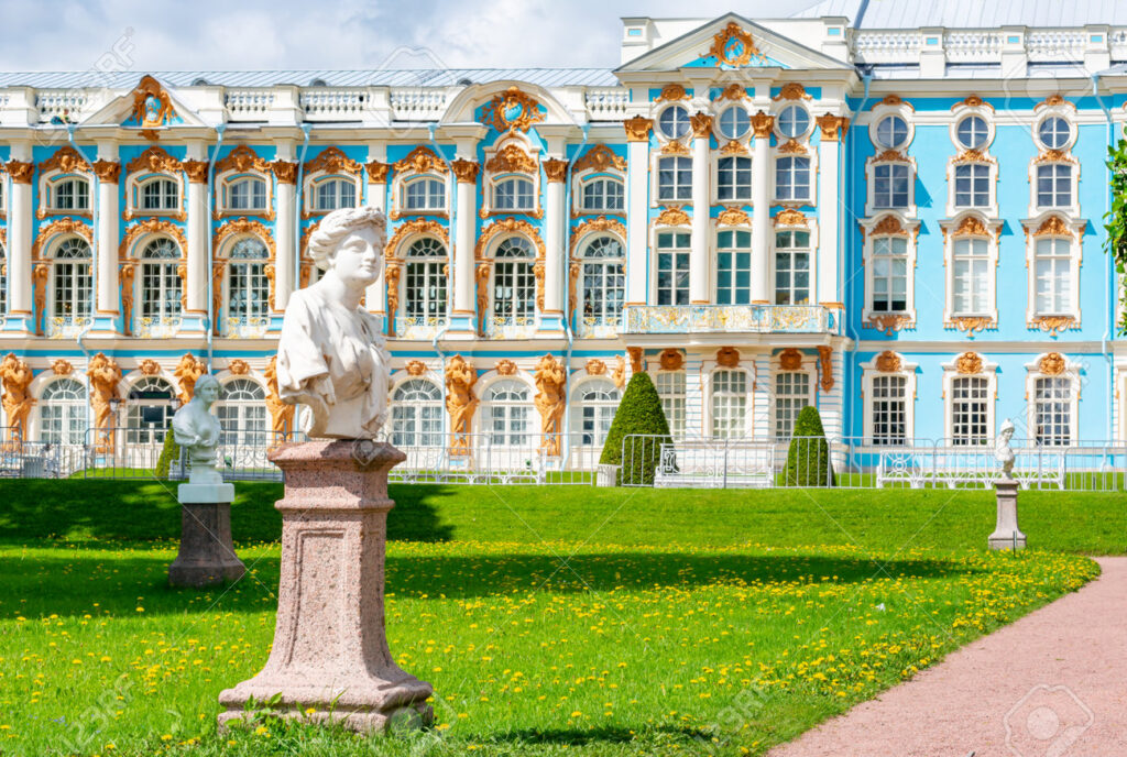 179812463 estatuas en el parque de catalina en tsarskoe selo pushkin san petersburgo rusia