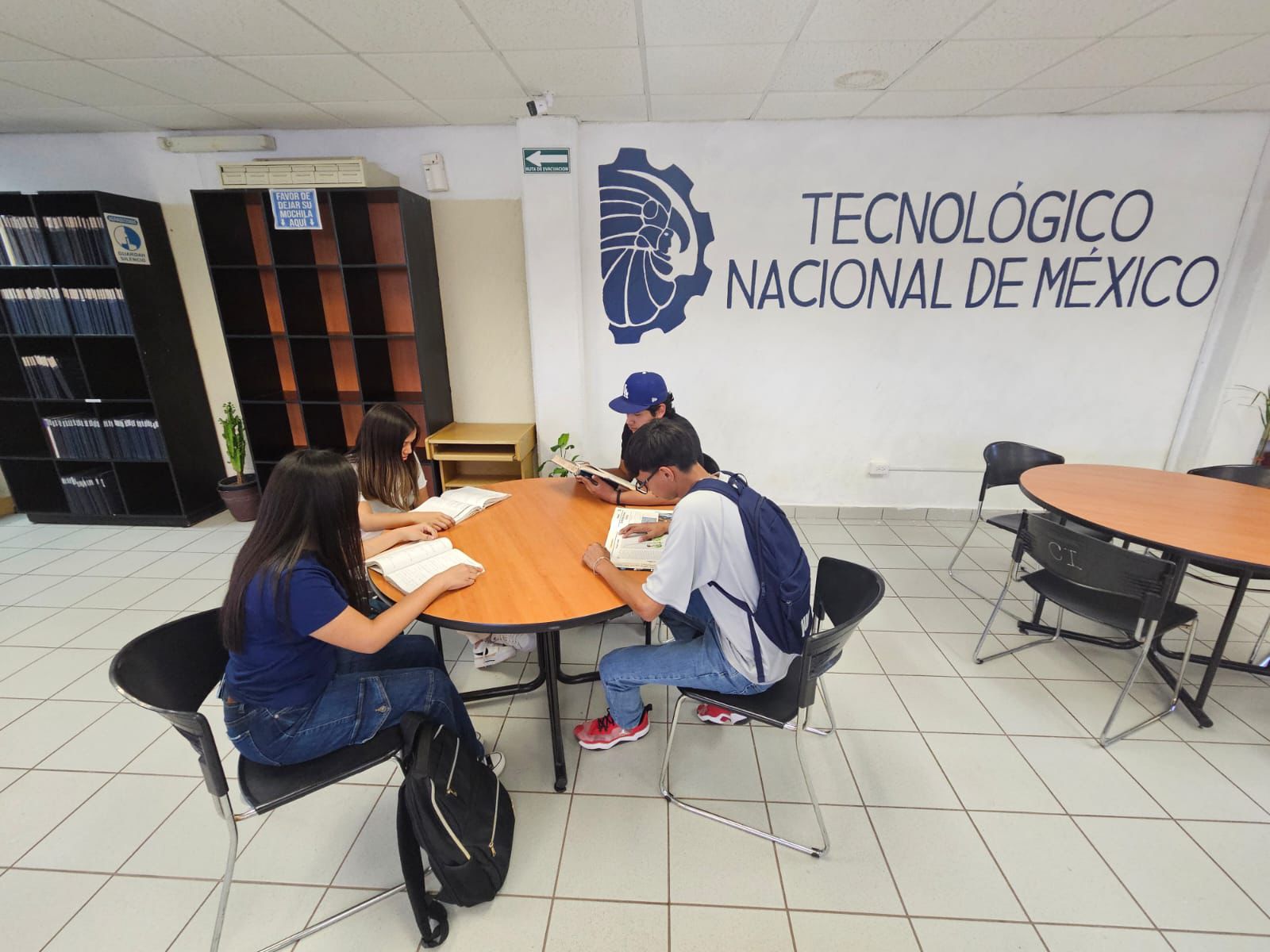 Entregan en donación 13 mil libros al ITG