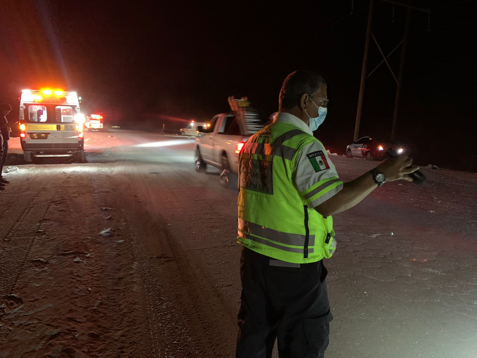 Derraman gran cantidad de cemento en carretera