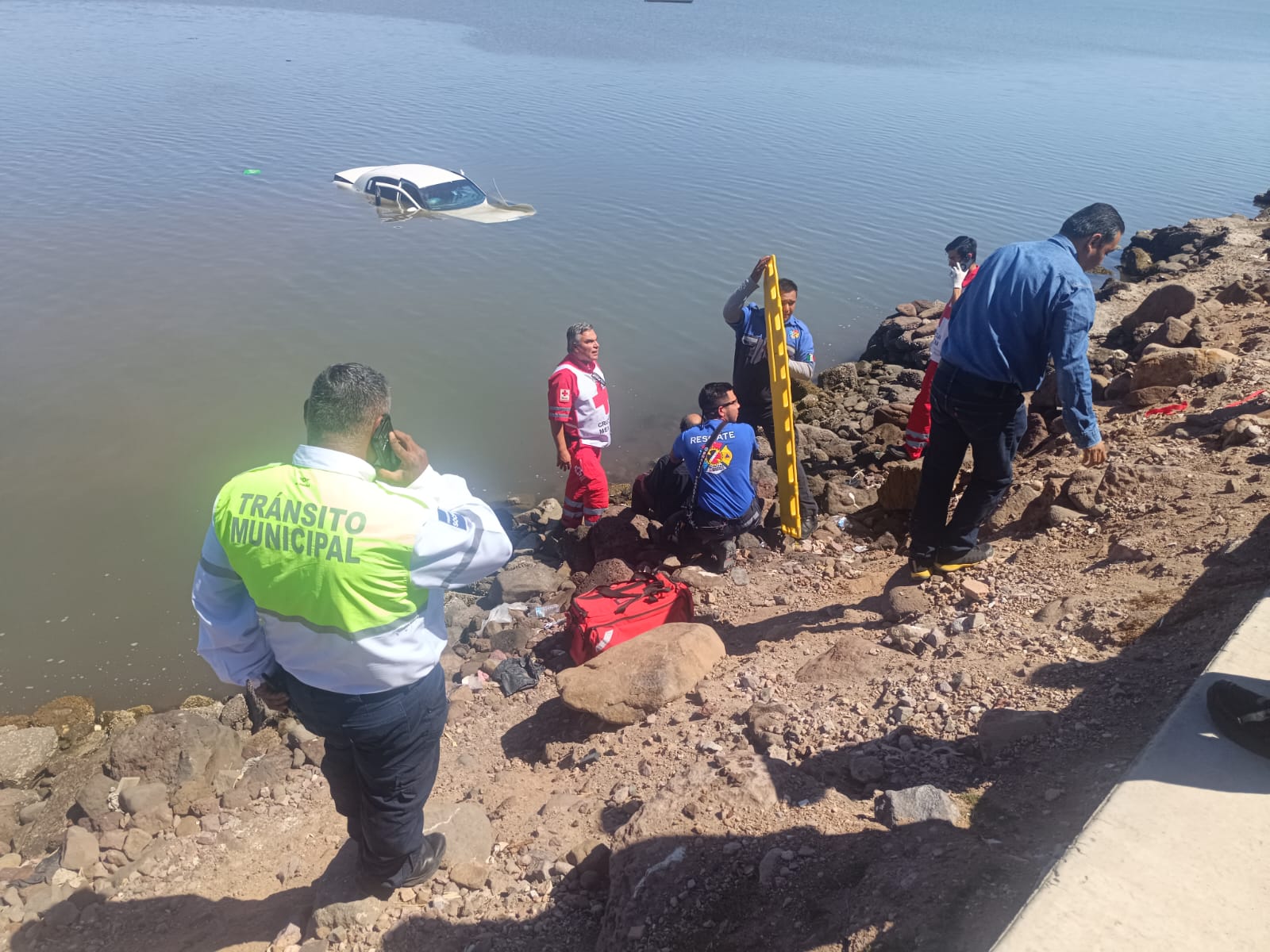 Cae automóvil al mar en el puente Douglas
