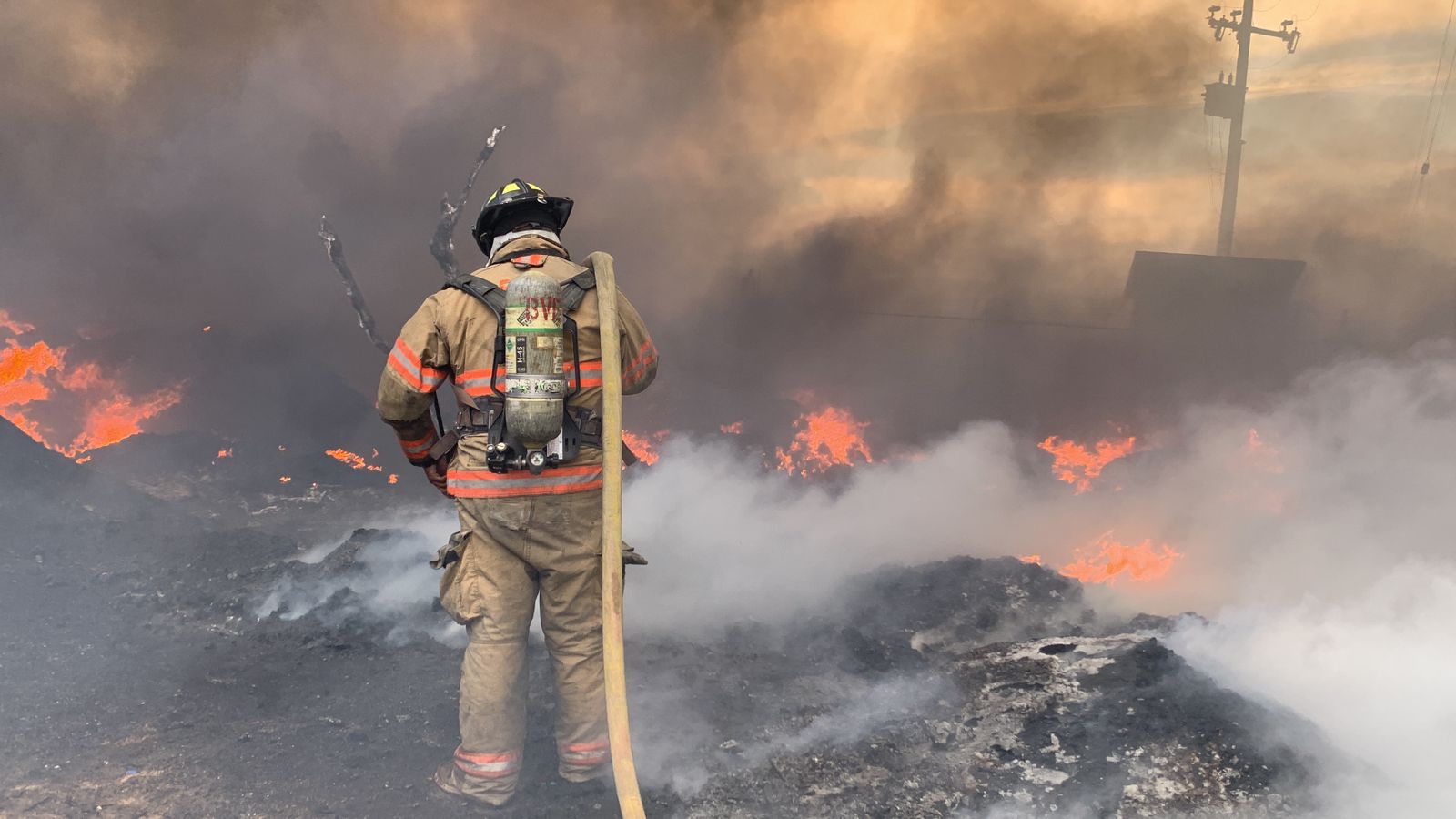 Se incendia recicladora