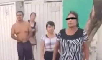 Video: Mujer enfurecida ataca a pareja en la San Felipe, en CDMX