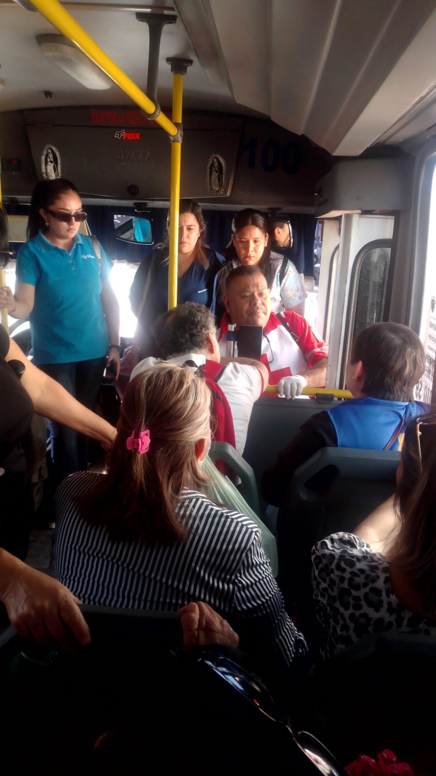 Usuario se desmaya de calor en camión