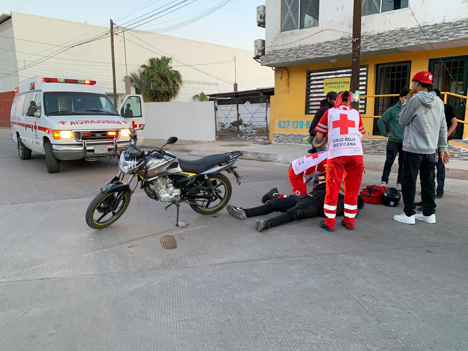 Resulta motociclista lesionado