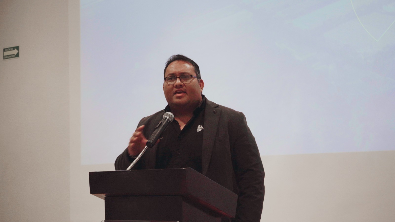 Docente del ITG ofrece ponencia en la UNAM