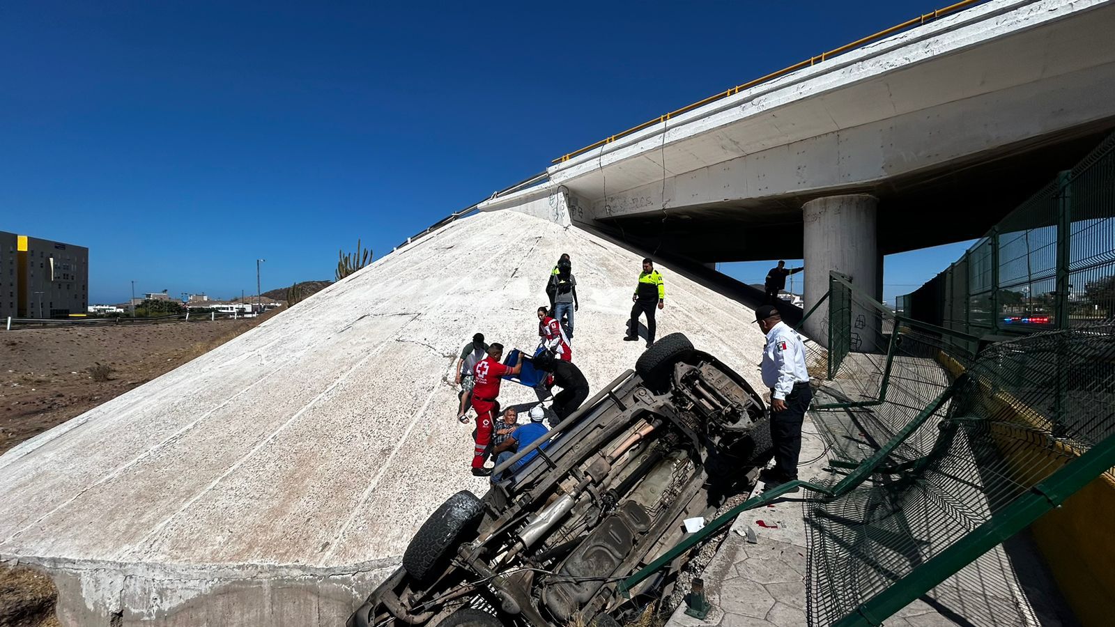 Resulta adulto mayor lesionado en volcadura