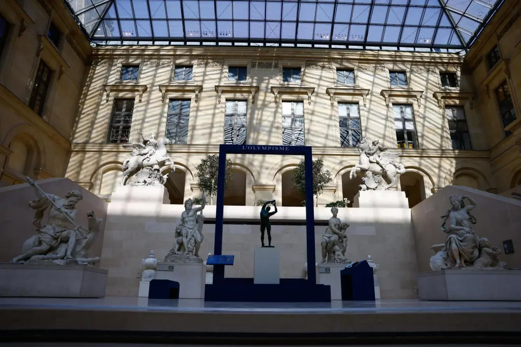 museo louvre paris 2024 exhibicion 2 1