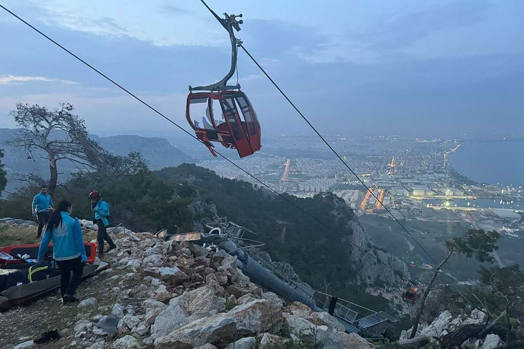 En Turquía; quedan atrapadas personas durante 23 horas en teleférico y fallece una persona