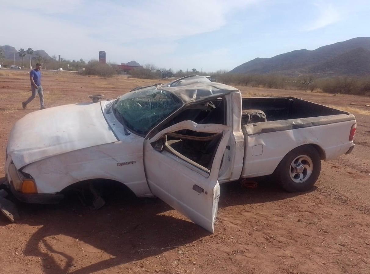 Se registra volcadura de pick up en carretera al aeropuerto