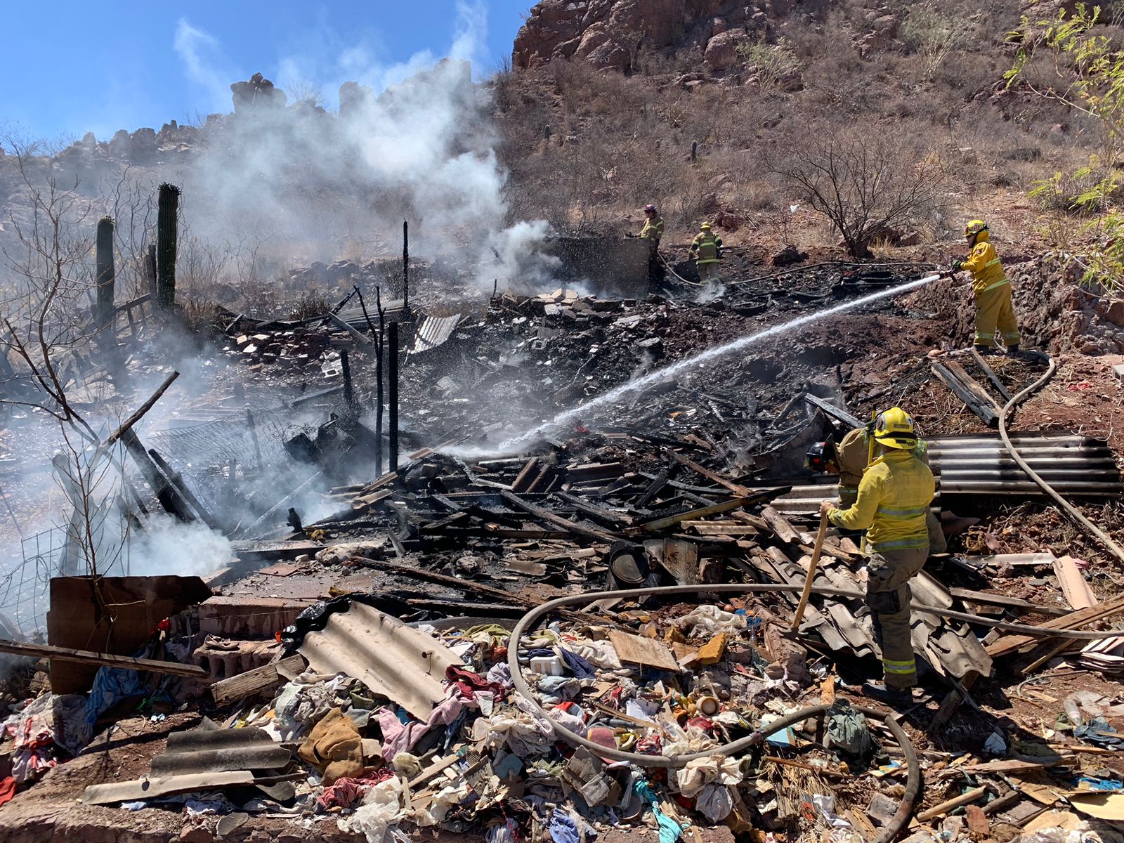 Fuego destruye a dos viviendas en la colonia San Vicente