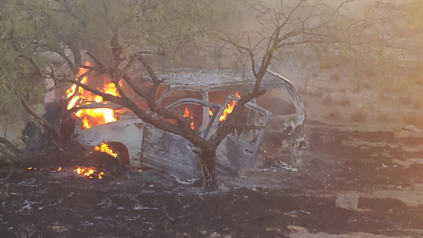 Tres lesionados en choque e incendio de auto al sur de Empalme