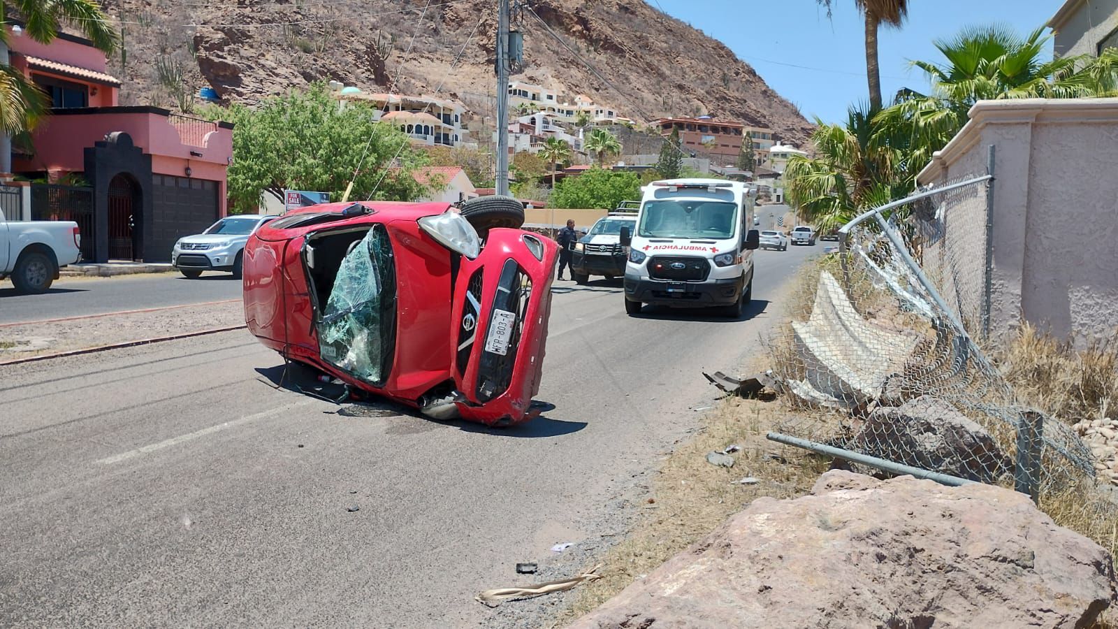 Resulta mujer herida en volcamiento