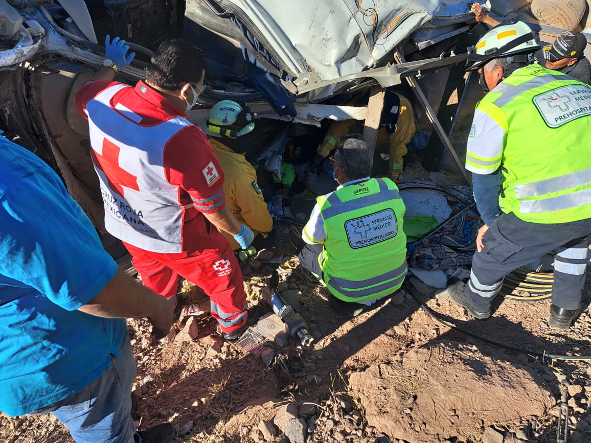 Vuelca tráiler y queda atrapado su operador