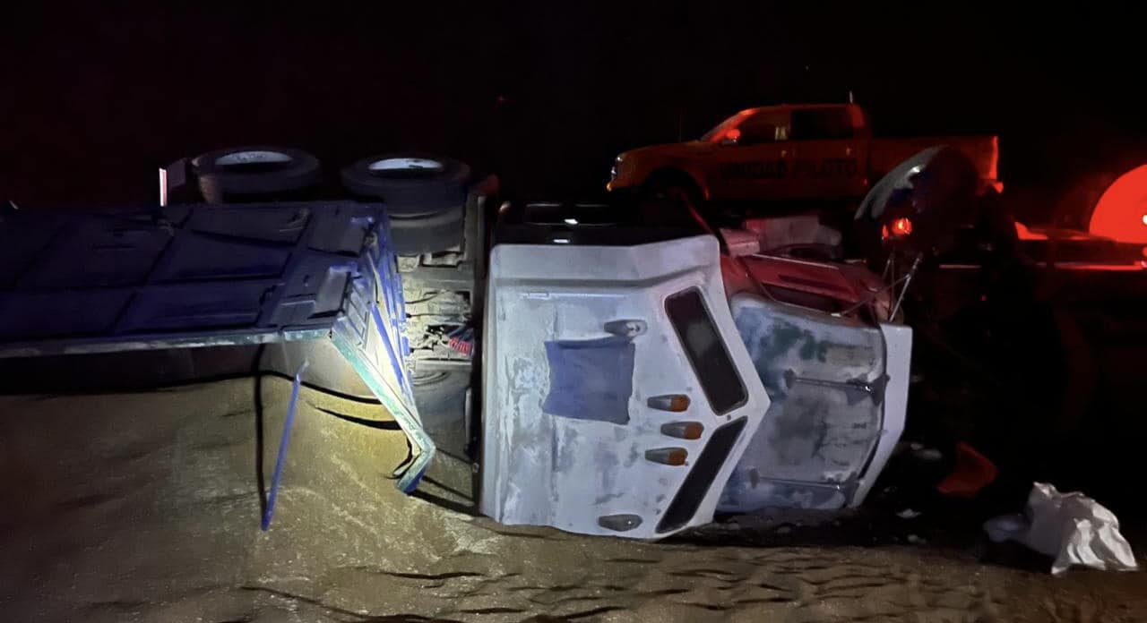 Vuelca tráiler con trigo al sur de Empalme