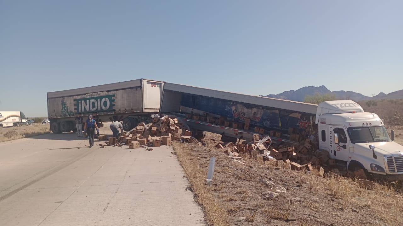 Se salva mujer en choque de auto contra tráiler