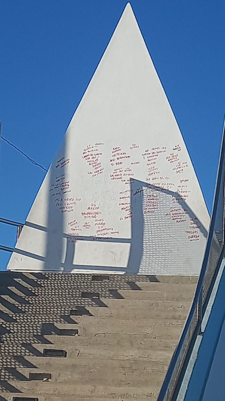 Daña el malecón recién pintado