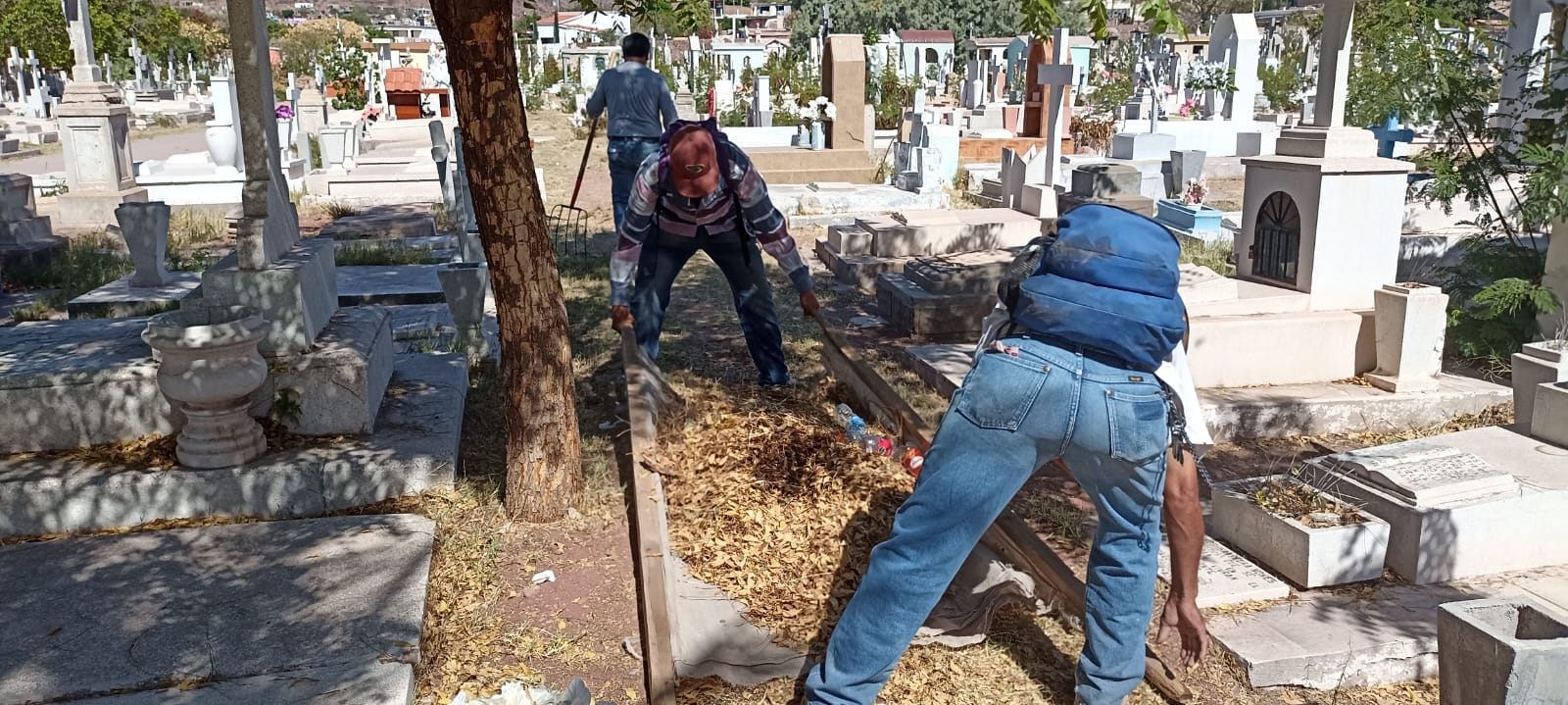 Limpian panteones por día de madres
